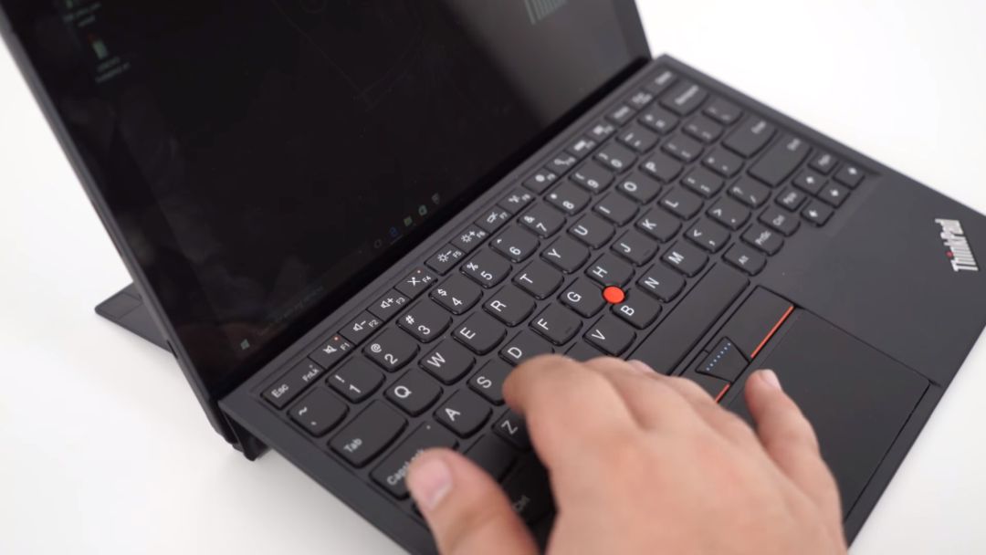 X1 Tablet in modul Laptop cu tastatura magnetica