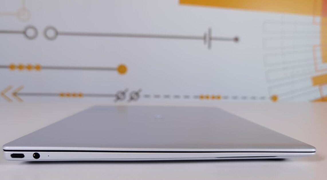 Huawei MateBook X 2020 se remarcă prin șasiul extrem de subțire: doar 13,6mm grosime.