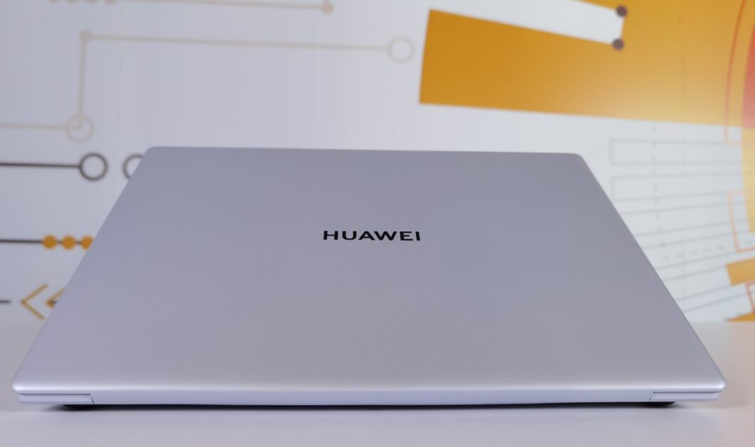 Huawei MateBook X 2020: răcire pasivă, deci fără guri de evacuare.