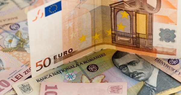 Euro crește la maximul istoric de 4,98 față de leu – trebuie să ne îngrijorăm?