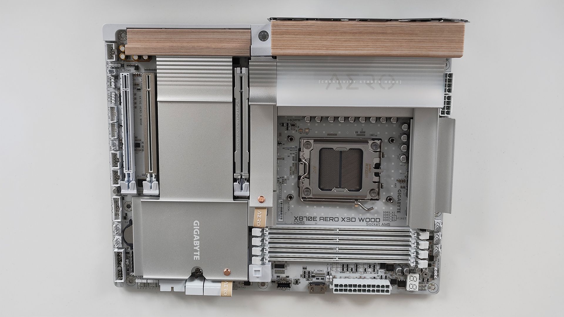 GIGABYTE X870E AERO X3D WOOD deschidere