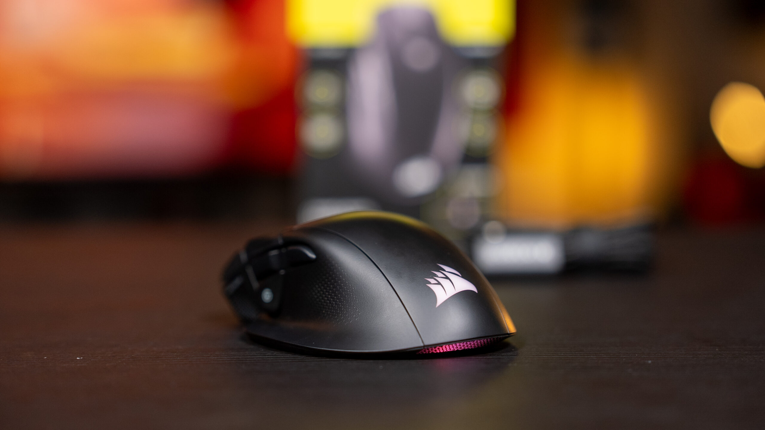 Logo-ul CORSAIR poate fi iluminat