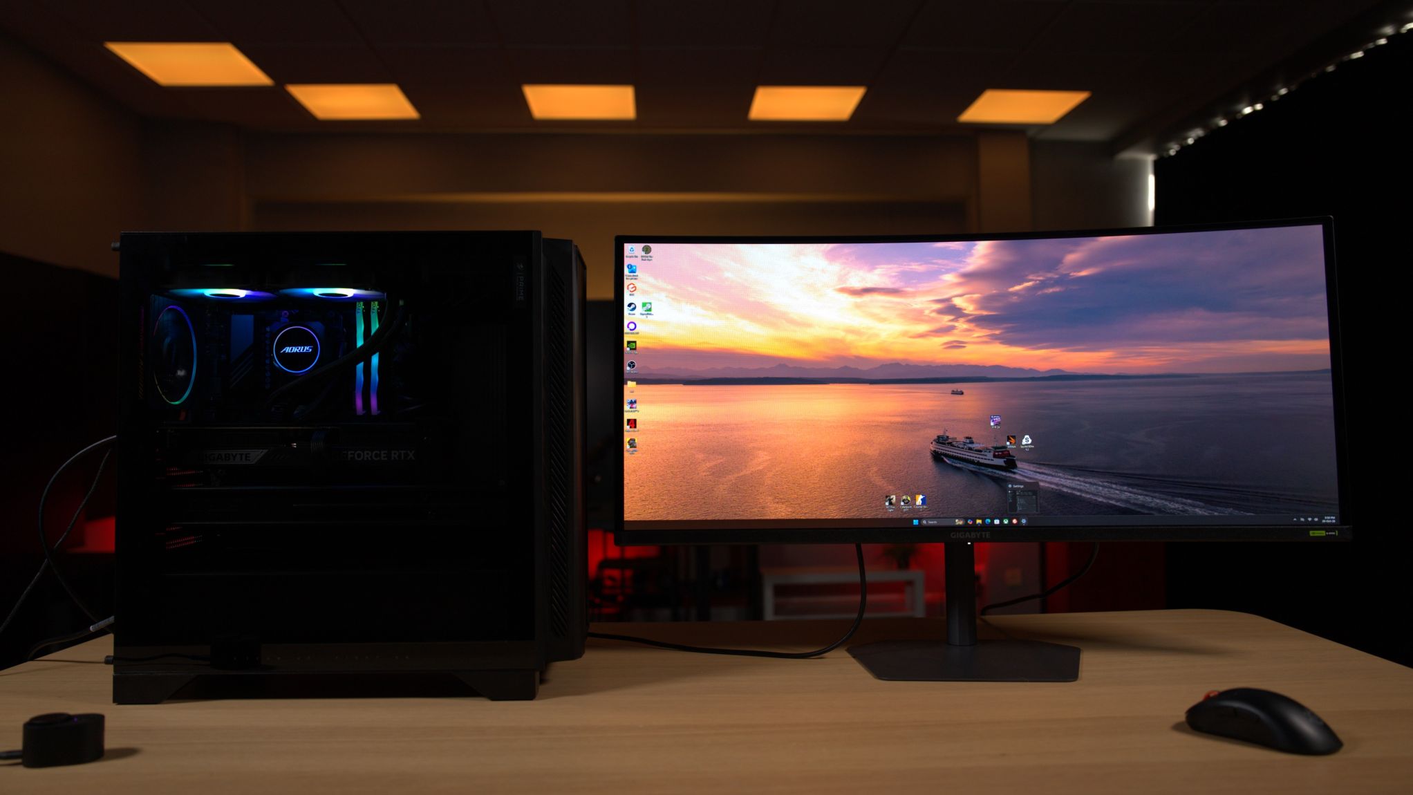 Desktop GIGABYTE AORUS PRIME 5 și monitor GIGABYTE MO34WQC36